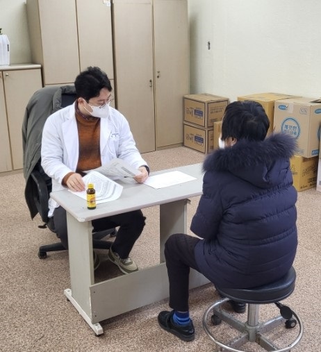 ▲우울검사 결과 고위험군 마음건강주치의 상담 모습(사진제공=강진군)