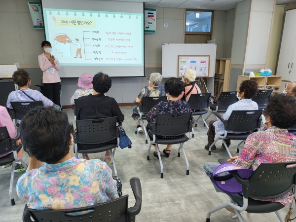 ▲영암군 치매안심센터는 찾아가는 치매예방교실 ‘우리 마을 기억이 꽃피뇌’를 실시한다.(사진제공=영암군)