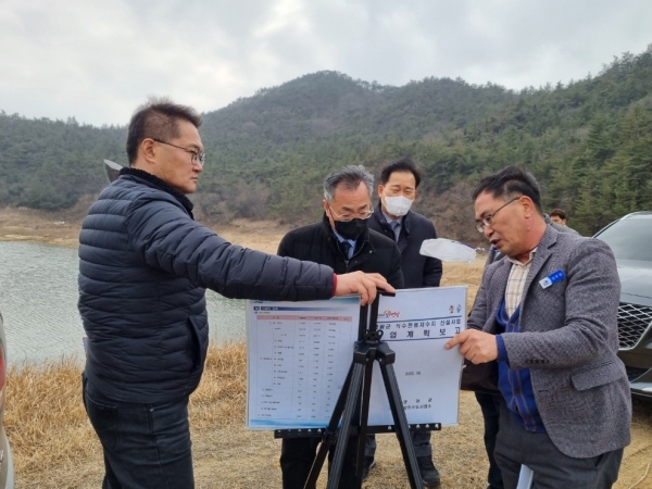 △영광군은 가뭄이 심각한 염산면을 찾아 가뭄 상황을 현장에서 직접 살피고 군민들의 가뭄 피해 확산에 대비한 선제적 조치를 강조했다.(사진제공=영광군)