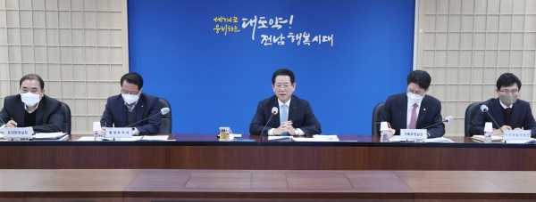 △김영록 전남지사는 10일 도청 서재필실에서 실국장 정책회의를 가졌다.(사진제공=전라남도)
