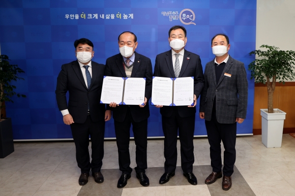 ▲무안군은 지난 9일 사단법인 대한노인회 전남연합회와 무안시니어클럽 위탁운영 협약을 맺었다.(사진제공=무안군)