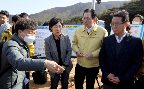 ▲한화진 장관은 문금주 전남도 행정부지사, 신우철 완도군수 등 관계자와 함께 완도 보길도를 방문해 지하저류댐 시험 가동 및 해수담수화 선박 운영 현장을 살폈다.(사진제공=전라남도)