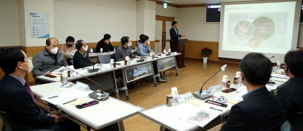▲강진군은 지난 11일 강진 발전 60대 프로젝트 중 하나로 추진 중인 ‘세계모란·작약공원 확대 조성사업’ 기본계획 용역 보고회를 가졌다.(사진제공=강진군)