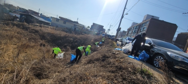 ▲무안군 해제면은 12일 무안겨울숭어축제를 앞두고 행사장 주변에서 환경정비를 실시했다.(사진제공=무안군)