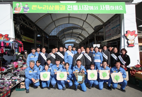 정 시장은 지난 16일 광양5일시장과 광양매일시장을 차례로 방문하여, 준비한 온누리상품권으로 직접 제수용품을 구입하고 상인들과 대화를 나누며 어려움을 겪는 전통시장 상인들을 격려했다.