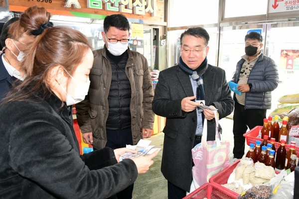 ▲광주시의회 정무창 의장과 사무처 직원들은 18일 월곡시장을 찾아 온누리상품권으로 제수용품과 설 생필품을 구입하고 경기침체로 어려움을 겪고 있는 전통시장 상인들을 격려했다.(사진제공=광주광역시의회)