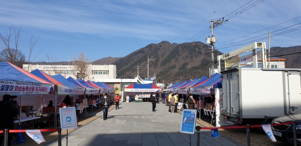 ▲지난해 진행된 2022년 설맞이 화순 농특산물 직거래 장터 당시 모습.(사진제공=화순군)