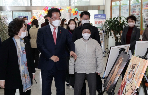 ▲김영록 전라남도지사는 19일 설 명절을 맞아 장애인 거주시설인 목포 공생재활원을 방문해 위문품을 전달하고, 시설 종사자와 생활인을 격려했다.(사진제공=전라남도)