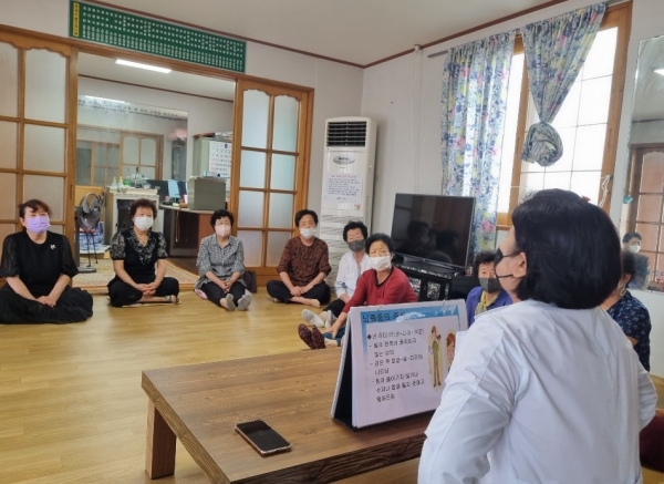 ▲강진군보건소가 마을경로당을 찾아 보건교육을 실시하고 있다.(사진제공=강진군)