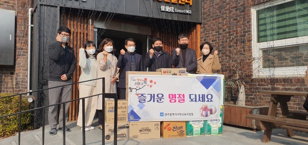 ▲광주서부교육지원청이 민족 고유 명절 설을 앞두고 지난 18일 관내 아동양육시설 2곳과 공동생활가정 4곳을 방문 및 초청해 위문했다.(사진제공=광주서부교육지원청)