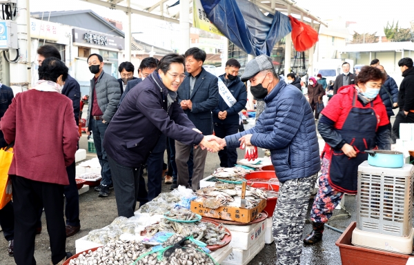 ▲우승희 영암군수가 설명절을 앞두고 전통시장과 상점가를 방문, 지역민과 상인들의 안부를 물으며 민생살피기 소통행보를 펼치고 있다.(사진제공=영암군)