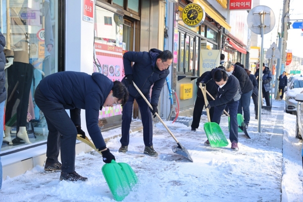 ▲25일 명현관 해남군수와 1천여명의 전 공직자가 참여한 가운데 설연휴 폭설이 내린 읍면 시가지를 중심으로 제설작업을 실시했다.(사진제공=해남군)