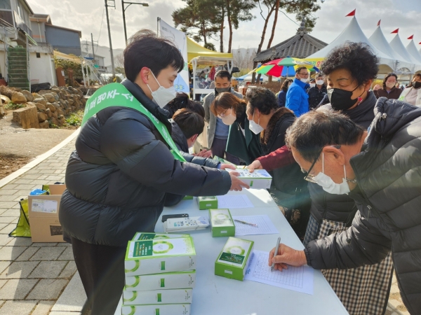 ▲담양군은 창평면 전통시장에서 도로명주소와 지적재조사 홍보 캠페인을 진행했다.(사진제공=담양군)