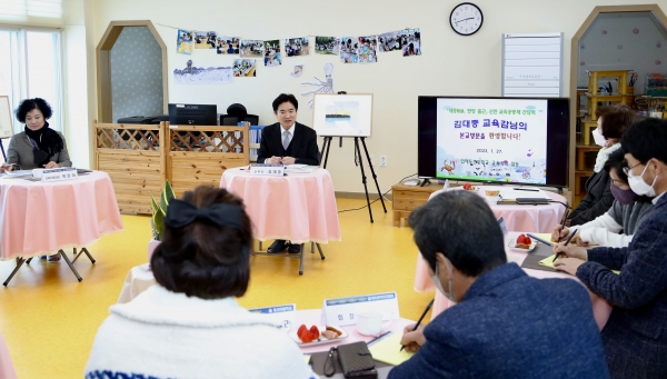 ▲김대중 전남교육감이 최근 신안 지역 교육현장을 방문해 관계자들과 토론회를 가졌다(사진제공=전라남도교육청)