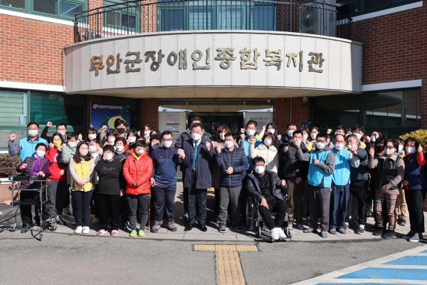 ▲김산 무안군수가 무안군 장애인종합복지관 방문해 격려했다.(사진제공=무안군)