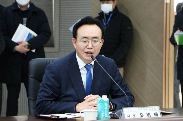 ▲전북 완주군에서 열린 전국혁신도시협의회 임시회에서 윤병태 나주시장이 발언하고 있다.(사진제공=나주시)