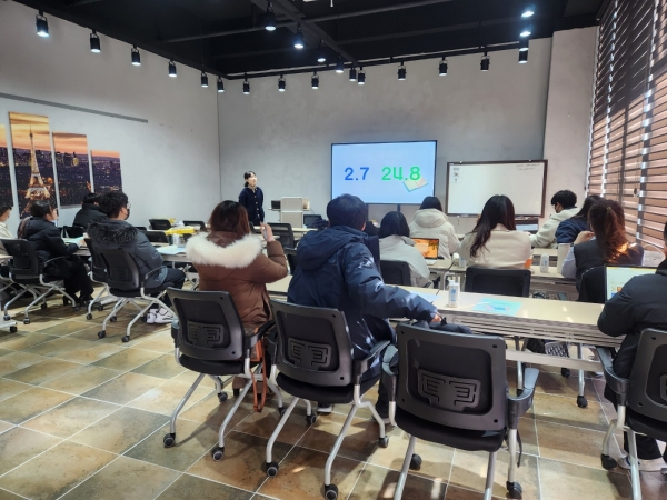 ▲전라남도교육청은 31일 초등교원 100여 명을 대상으로 한 학기 한 권 읽기 직무연수를 운영했다.(사진제공=전라남도교육청)