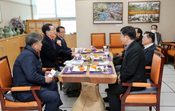 ▲전라남도는 2일 국가균형발전 정책 논의차 전남을 방문한 우동기 국가균형발전위원장에게 전라선 고속철도 등 5건의 지역 현안을 건의했다.(사진제공=전라남도)