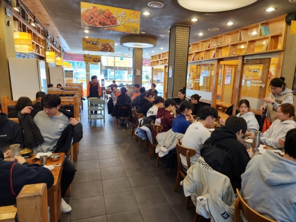 ▲동계전지훈련팀 식당 이용 모습(사진제공=해남군)