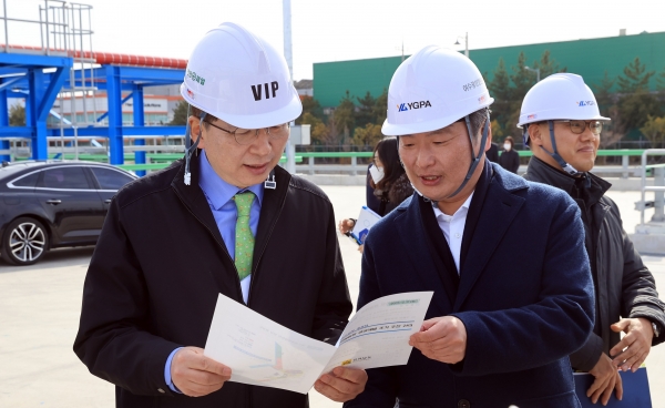 ▲전라남도는 여수․광양항 주요 사업 현장 점검을 위해 전남을 방문한 조승환 해양수산부장관에게 여수세계박람회장 공공개발 현안사업을 설명하고 조기 추진 및 국제전시컨벤션센터 건립 등을 건의했다.(사진제공=전라남도)