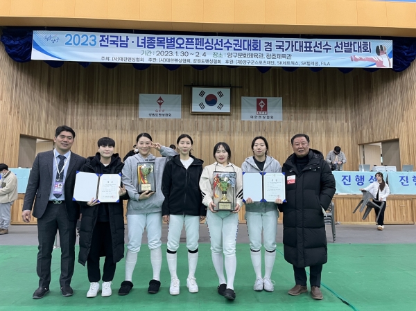 ▲전남도청 펜싱팀 대회 종료후 단체기념사진을 찍고 있다.(왼쪽부터 김수민 코치, 유단우, 박소형, 유진실, 김향은 김시은, 김용율 감독)