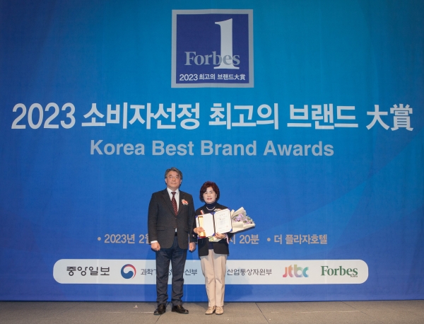▲목포해상케이블카(주)는 최근 중앙일보와 포브스 코리아가 주관하고 산업통상자원부, 과학기술정보 통신부, JTBC가 후원하는 ‘2023 소비자선정 최고의 브랜드 대상’ 에서 3년 연속 대상 수상의 쾌거를 이루었다.(사진제공=목포해상케이블카)