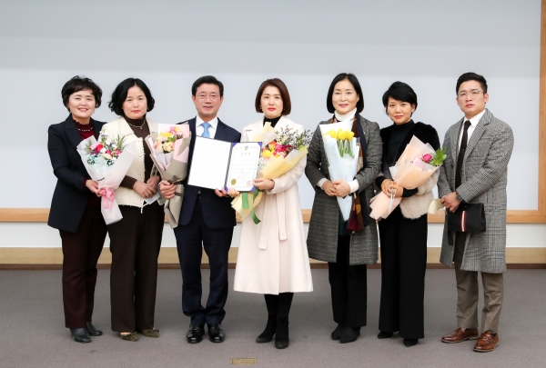 ▲광양시는 지난 3일 시정발전 유공 시민 34명에게 표창장을 수여했다.(사진제공=광양시)