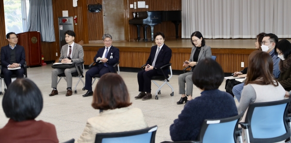 ▲김대중 전남교육감이 전라남도교육연수원 구성원과의 간담회를 가졌다.(사진제공=전라남도교육청)