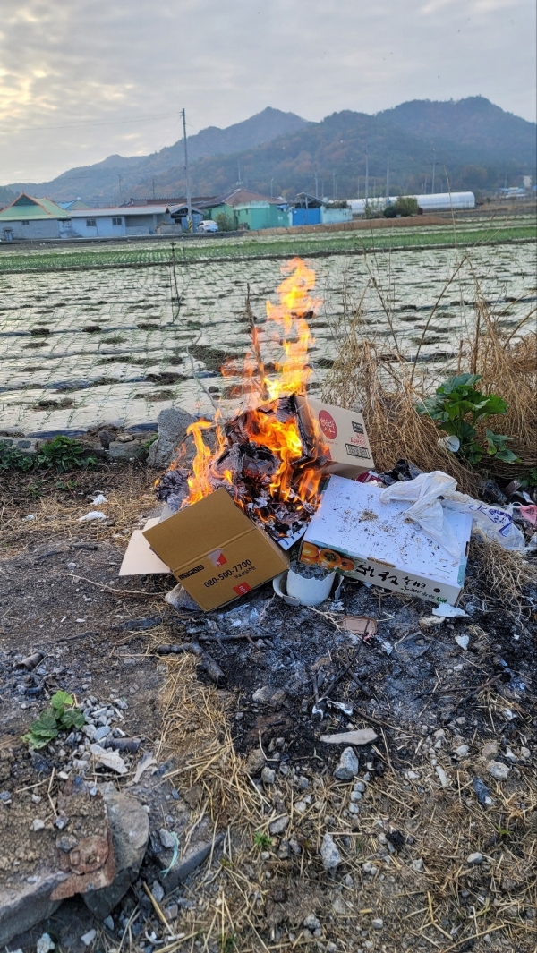 ▲무안군은 농촌 생활환경 보호를 위해 불법소각 행위에 대한 예방 홍보 및 지도·단속을 실시한다.(사진제공=무안군)