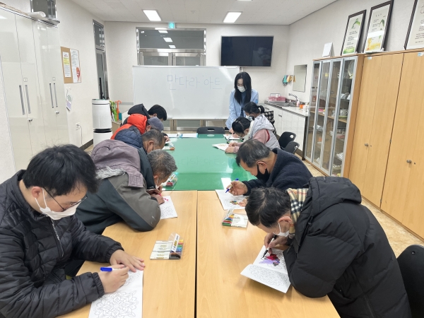 ▲재가 정신장애인들이 주간 재활 프로그램 미술요법에 참석하고 있다.(사진제공=강진군)