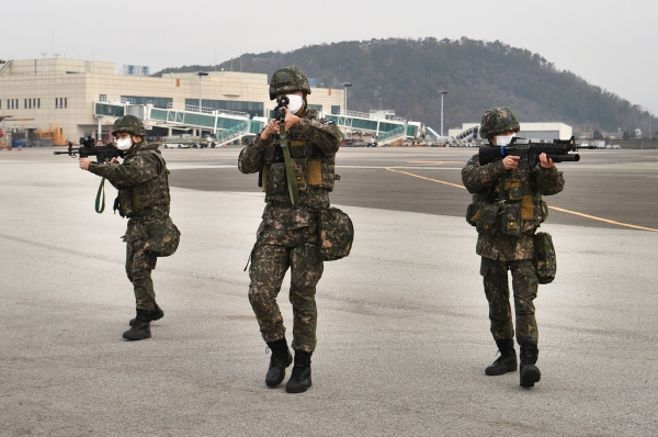 ▲공군 제1전투비행단은 9일 결전 태세 확립을 위해 광주공항 측과 민·군 합동 대테러 훈련을 진행했다, (사진=중사 박성현)