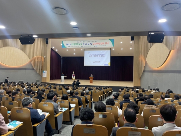 ▲전라남도교육청이 9일 서부권 교감 및 학교지원센터 센터장 역량강화 연수를 실시했다.(사진제공=전라남도교육청)