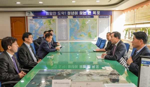 ▲박홍률 목포시장은 지난 7일 이창용 한국은행 총재와 만나 지역경제 발전방향과 실효성있는 정책 지원 방안 등을 논의했다.(사진제공=목포시)