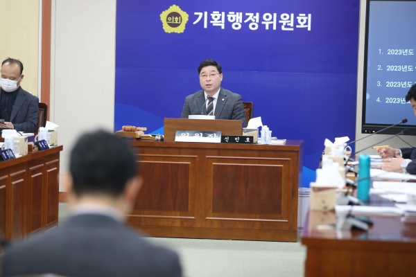 ▲전라남도의회 신민호 기획행정위원장이 대표발의 한 ‘전라남도 여수ㆍ순천 10ㆍ19사건 희생자 유족 생활보조비 지원 조례안’이 지난 9일 상임위를 통과했다.(사진제공=전라남도의회)