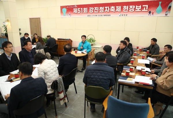 ▲지난 9일 강진원 강진군수가 강진청자축제 진행 상황 점검 보고회를 가졌다.(사진제공=강진군)