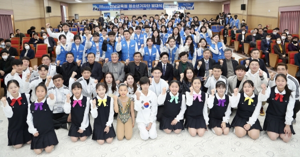 ▲전남교육청 청소년기자단이 14일 전라남도교육청 체육교육센터에서 발대식을 갖고 기념촬영을 하고 있다.(사진제공=전라남도교육청)