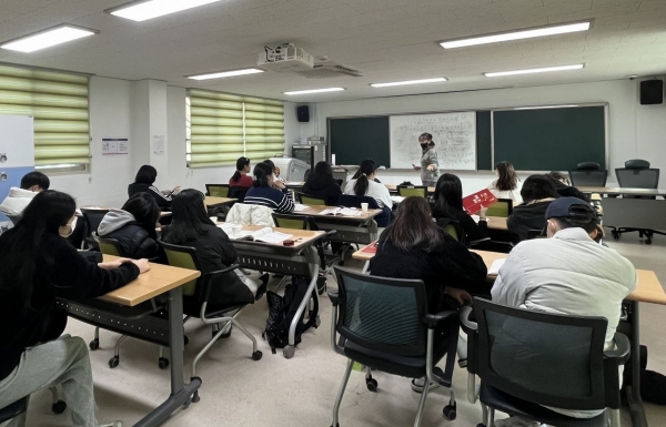 ▲순천시 학교밖청소년지원센터 스마트교실에서 검정고시를 준비하는 청소년들(사진제공=순천시)