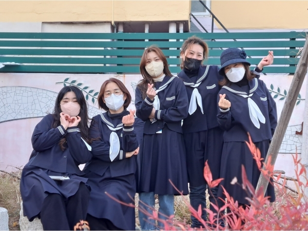 ▲순천시 저전동 관광프로그램 중 하나인 교복체험을 즐기는 체험단(사진제공=순천시)
