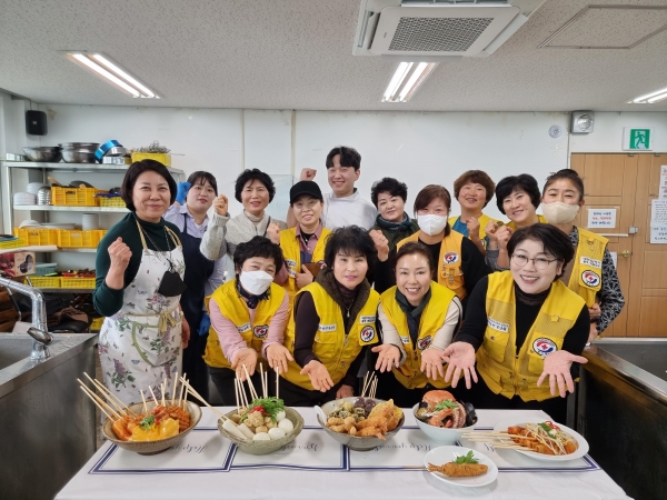 ▲적십자봉사회 메뉴 레시피 교육 참가자 단체 기념촬영 모습(사진제공=강진군)