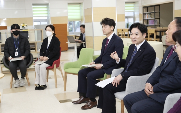 ▲김대중 전남교육감 전라남도국제교육원 구성원과의 간담회 모습(사진제공=전라남도교육청)