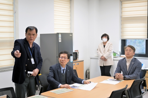 ▲김이강 서구청장은 지난 16일 서구학교급식지원센터 및 서구어린이·사회복지급식관리지원센터를 방문해 학교급식 지원현황 및 기관운영에 대한 보고를 받고, 안전하고 건강한 먹거리 공급, 지역 농가들의 참여 확대 방안 등에 대한 의견을 나눴다.(사진제공=서구)