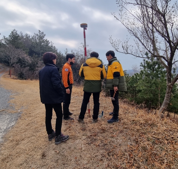 ▲무안군은 국가 지점 번호판 설치를 위해 주요 등산로를 대상으로 합동 사전점검을 실시했다.(사진제공=무안군)