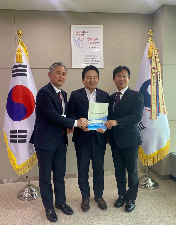 ▲박병규 광산구청장 지난 17일 원희룡 국토부 장관 면담.(사진왼쪽부터 김정현 국민의힘 광주시당 위원장, 원희룡 국토교통부 장관, 박병규 광산구청장.사진제공=광산구)