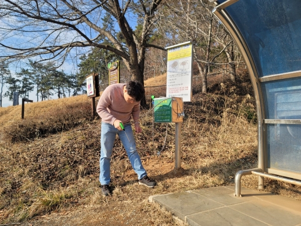▲진드기 기피제 분사기 활용(사진제공=강진군)