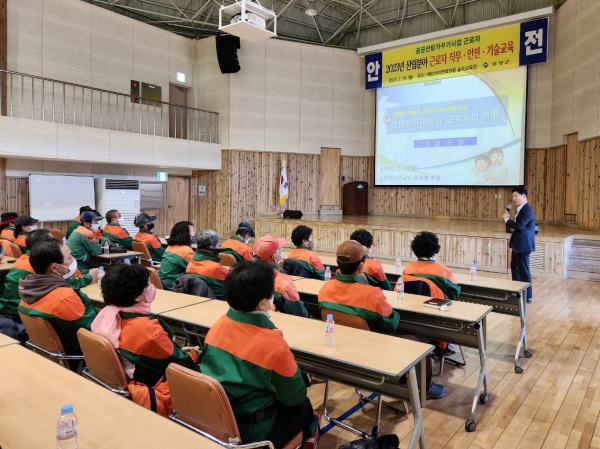 ▲보성군은 지난 20일 공공산림가꾸기사업 참여 근로자 64명을 대상으로 산업안전보건교육을 실시했다.(사진제공=보성군)