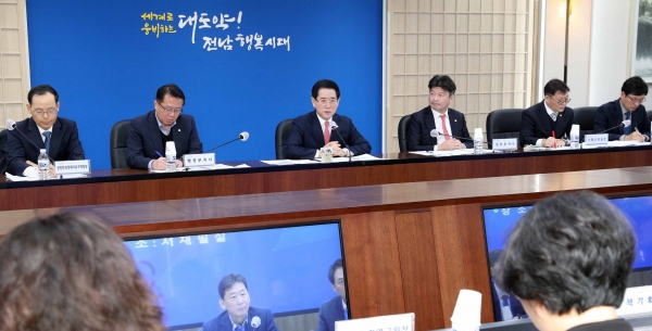 ▲김영록 전남지사는 21일 도청 서재필실에서 실국 정책회의를 가졌다.(사진제공=전라남도)