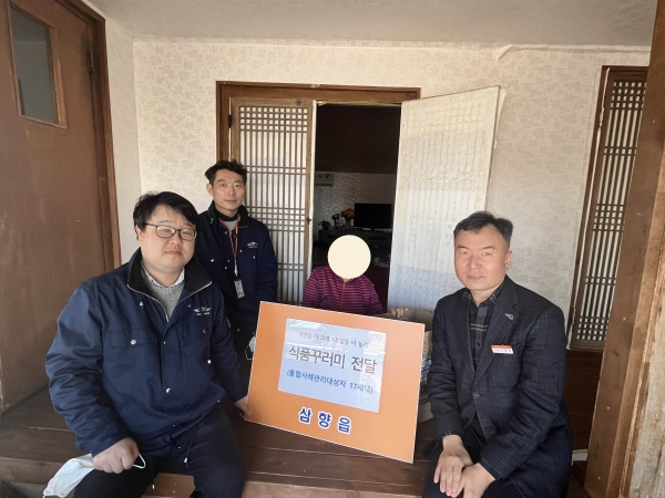 ▲무안군 삼향읍은 지난 20일 통합사례관리가구를 방문하여 ‘희망SOS 식품꾸러미’를 전달했다.(사진제공=무안군)