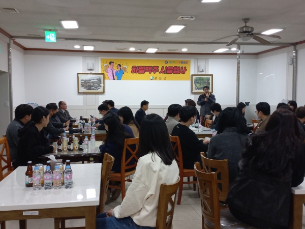 ▲강진군은 지난 21일 군청 구내식당에서 하멜촌 맥주 시제품에 대한 시음회를 열었다.(사진제공=강진군)