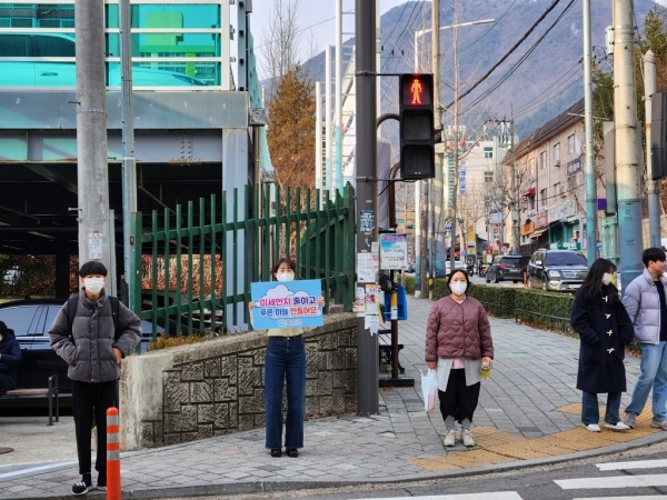 ▲캠페인을 진행하고 있는 화순군청 직원의 모습.(사진제공=화순군)