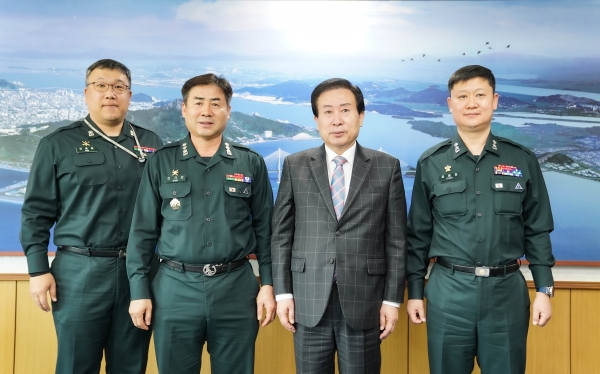 ▲박홍률 목포시장이 지난 23일 육군본부 6.25전쟁 무공훈장찾아주기조사단과 간담회를 갖고 ‘내 고향 영웅찾기’ 캠페인에 적극 동참하겠다.(사진제공=목포시)